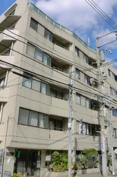 シャレーコート三田　東南公園側　専用ポーチ付 