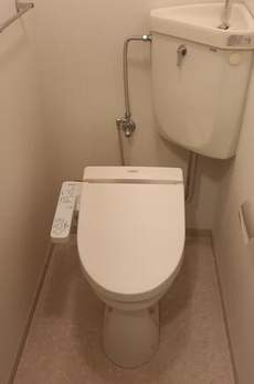 シャレーコート三田　東南公園側　専用ポーチ付 