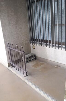 シャレーコート三田　東南公園側　専用ポーチ付 