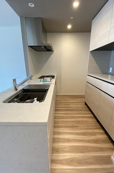 ＨＡＲＵＭＩ　ＦＬＡＧ　ＳＵＮ　ＶＩＬＬＡＧＥ　Ｅ棟 