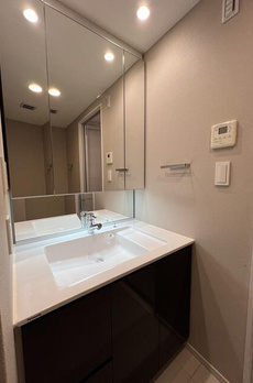 ＴＨＥ　ＧＲＡＮＤ　ＭＩＬＬＥＮＮＩＡ　ＴＯＷＥＲ＆ＳＵＩＴＥ 