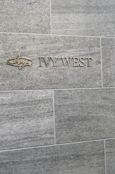 ＩＶＹ　ＷＥＳＴ 