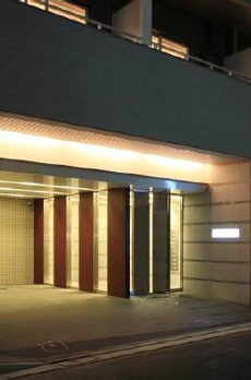 コンフォリア日本橋人形町イースト ウッドとガラスが織りなす高級感のあるエントランス