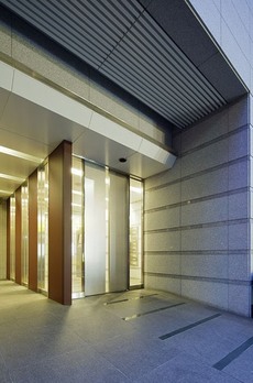 コンフォリア日本橋人形町イースト ウッドとガラスが織りなす高級感のあるエントランス