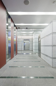 コンフォリア日本橋人形町イースト グレー調の高級感のあるエントランス